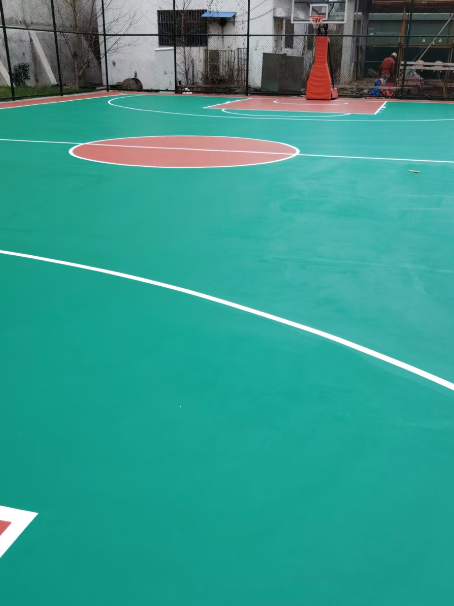 琼中 球场长期使用易出现地面开裂